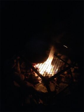 Feuer in einer Feuerschale in der Dämmerung