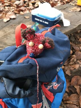 Ein gefilzter Anhänger hängt an einem Kinderrucksack